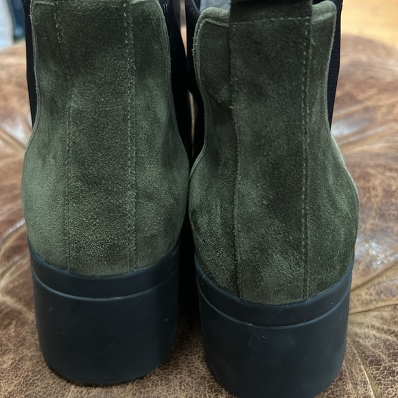 Size 11 EILEEN FISHER
Splash Wedge Chelsea Boot In Dk Khaki - Picture 4 of 5